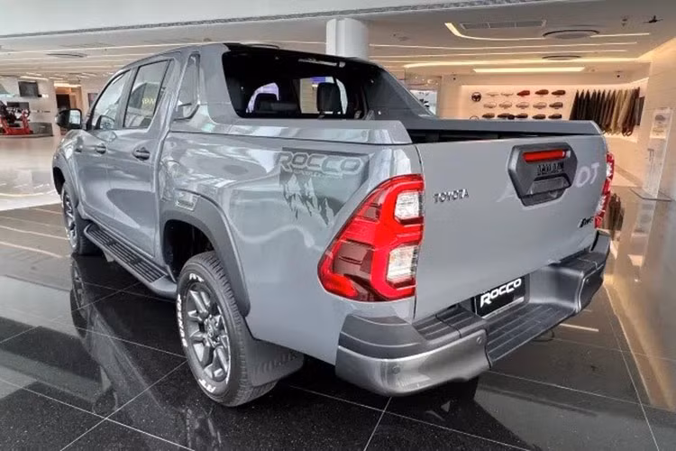 Đến nay, Toyota Hilux 2022 bản đặc biệt đã có mặt tại đại lý chính hãng ở thị trường Thái Lan. Chiếc xe này được phát triển dựa trên Toyota Hilux Revo-D phiên bản Double Cab 2.8 Rocco AT 4x4 và mang trên mình "bộ cánh" ngoại thất xám xi măng hàng hiếm.