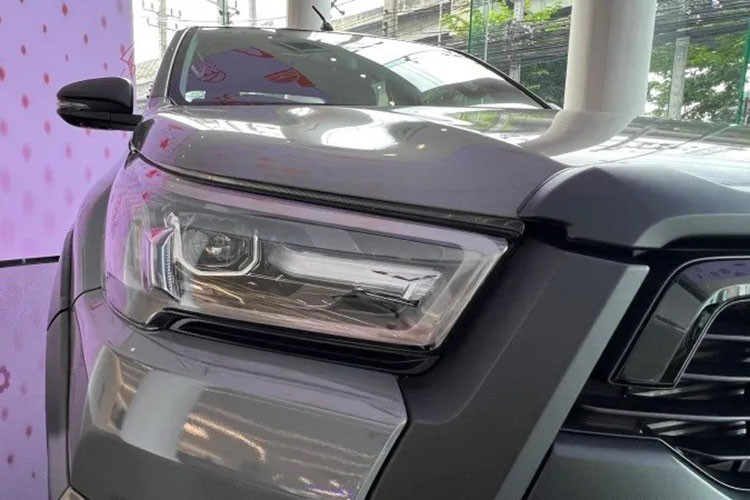 Theo Toyota Thái Lan, số lượng Hilux Revo-D Rocco 60th Anniversary được dán đề-can màu xám xi-măng Laminated Gray như thế này khá giới hạn. Thậm chí, mỗi showroom Toyota ở Thái Lan chỉ được phân phối đúng 1 chiếc Toyota Hilux Revo-D Rocco 60th Anniversary màu xám xi-măng. Những chiếc còn lại chủ yếu được sơn màu trắng với nóc đen.