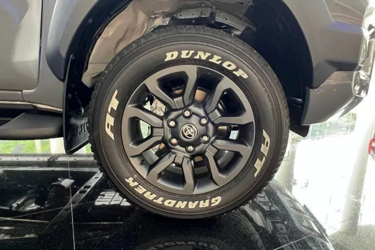 Cũng như phiên bản đặc biệt của Fortuner, Camry, Yaris và Corolla Cross, Toyota Hilux Revo-D Rocco 60th Anniversary sở hữu một số thay đổi về ngoại thất. Điều này được thể hiện rõ qua những chi tiết ngoại thất màu đen như lưới tản nhiệt, logo "Hilux" trên cửa trước và logo "Revo" trên cửa thùng sau.