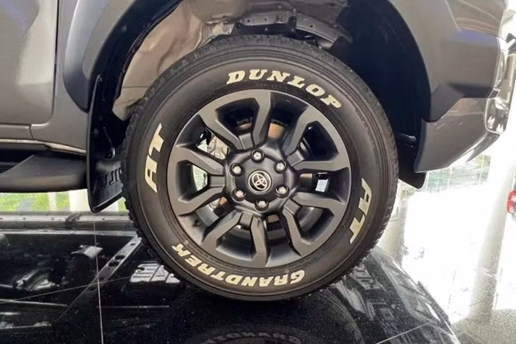 Cũng như phiên bản đặc biệt của Fortuner, Camry, Yaris và Corolla Cross, Toyota Hilux Revo-D Rocco 60th Anniversary sở hữu một số thay đổi về ngoại thất. Điều này được thể hiện rõ qua những chi tiết ngoại thất màu đen như lưới tản nhiệt, logo "Hilux" trên cửa trước và logo "Revo" trên cửa thùng sau.