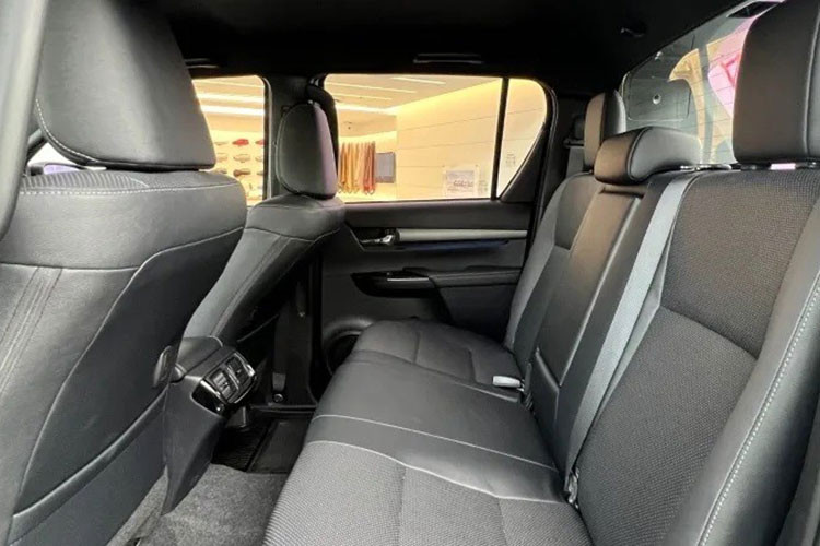 Động cơ của Toyota Hilux Revo-D Rocco 60th Anniversary là máy dầu 4 xi-lanh, tăng áp, dung tích 2.8L, sản sinh công suất tối đa 204 mã lực tại tua máy 3.400 vòng/phút và mô-men xoắn cực đại 500 Nm tại dải tua máy 1.600 - 2.800 vòng/phút. Động cơ đồng hành với hộp số tự động 6 cấp sang số tuần tự, hệ dẫn động 4 bánh và khóa vi sai trên cầu sau.