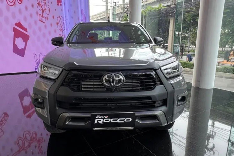 Hiện nay, Toyota Hilux đã chính thức bị ngừng bán tại Việt Nam vì động cơ không đạt tiêu chuẩn khí thải Euro 5. Ngoài Hilux, Toyota Việt Nam còn "khai tử" của mẫu xe hạng A Wigo ở Việt Nam.