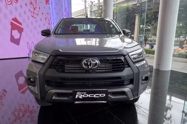 Hiện nay, Toyota Hilux đã chính thức bị ngừng bán tại Việt Nam vì động cơ không đạt tiêu chuẩn khí thải Euro 5. Ngoài Hilux, Toyota Việt Nam còn "khai tử" của mẫu xe hạng A Wigo ở Việt Nam.