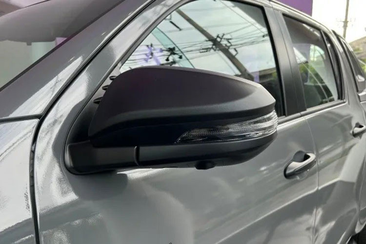 Chưa hết, Toyota Hilux Revo-D Rocco 60th Anniversary có có những chi tiết ngoại thất màu xám đậm như tay nắm cửa, ốp gương ngoại thất và bộ vành hợp kim 18 inch. Cuối cùng là logo "60th Anniversary" trên cửa trước.