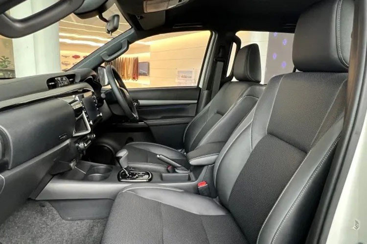 Bên cạnh đó Toyota Hilux Revo-D Rocco 60th Anniversary màu xám còn sở hữu những trang bị an toàn như camera 360 độ, hệ thống kiểm soát hành trình thích ứng, hệ thống cảnh báo điểm mù và cảnh báo phương tiện cắt ngang khi lùi.