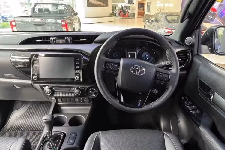Trong khi đó, nội thất của xe không có gì thay đổi so với Toyota Hilux Revo-D phiên bản Double Cab 2.8 Rocco AT 4x4. Xe cũng có những trang bị như đèn pha LED, ghế bọc da pha nỉ, ghế lái chỉnh điện 8 hướng, màn hình màu TFT 4,2 inch trong bảng đồng hồ và màn hình thông tin giải trí dạng cảm ứng 8 inch, hỗ trợ Apple CarPlay/Android Auto.