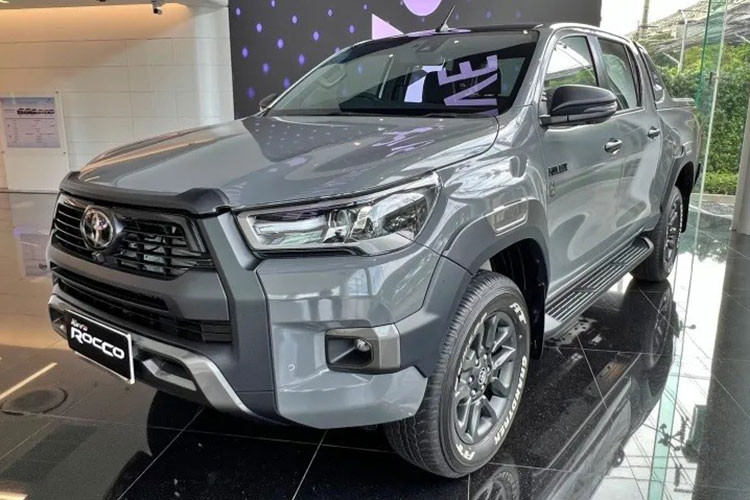 Nhân kỷ niệm 60 năm gia nhập thị trường Thái Lan, hãng Toyota đã phát triển phiên bản đặc biệt của hàng loạt mẫu xe. Một trong số đó có cả dòng xe bán tải Toyota Hilux 2022 màu xám mới.