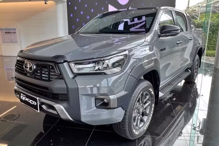 Nhân kỷ niệm 60 năm gia nhập thị trường Thái Lan, hãng Toyota đã phát triển phiên bản đặc biệt của hàng loạt mẫu xe. Một trong số đó có cả dòng xe bán tải Toyota Hilux 2022 màu xám mới.