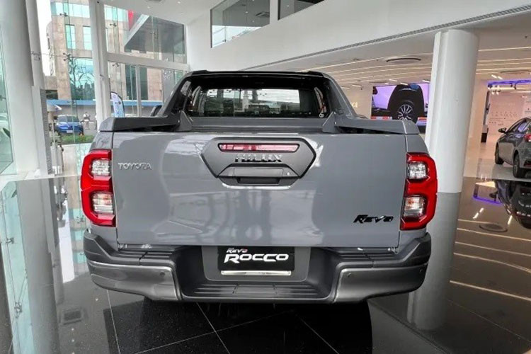 Tại thị trường Thái Lan, giá xe Toyota Hilux Revo-D Rocco 60th Anniversary khởi điểm từ 1,301 triệu Baht (khoảng 848 triệu đồng) vfa chỉ có đúng 270 chiếc. Cách đây không lâu, hãng Toyota cũng đã tung ra Hilux 2023 ở thị trường Thái Lan với tổng cộng 19 bản trang bị và giá bán dao động từ 720.000 - 1.301.000 Baht (469 - 848 triệu đồng).