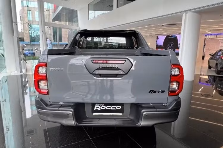 Tại thị trường Thái Lan, giá xe Toyota Hilux Revo-D Rocco 60th Anniversary khởi điểm từ 1,301 triệu Baht (khoảng 848 triệu đồng) vfa chỉ có đúng 270 chiếc. Cách đây không lâu, hãng Toyota cũng đã tung ra Hilux 2023 ở thị trường Thái Lan với tổng cộng 19 bản trang bị và giá bán dao động từ 720.000 - 1.301.000 Baht (469 - 848 triệu đồng).