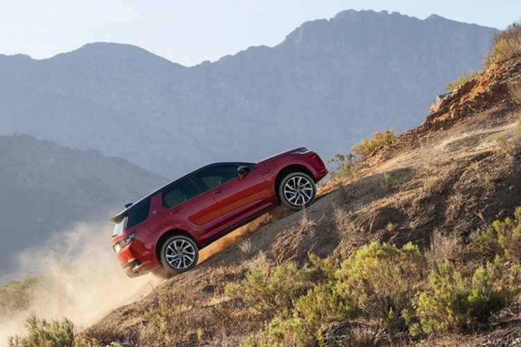 Hiện tại, giá xe Land Rover Discovery Sport 2020 ở Anh quốc bán ra khởi điểm từ 31.575 bảng Anh (tương đương 935 triệu đồng). Khách hàng có thể chọn 12 màu sơn ngoại thất và tùy chọn mui xe màu đen khi mua Discovery Sport 2020, xe sẽ được bán ra với các phiên bản chính bao gồm: S, SE và HSE.