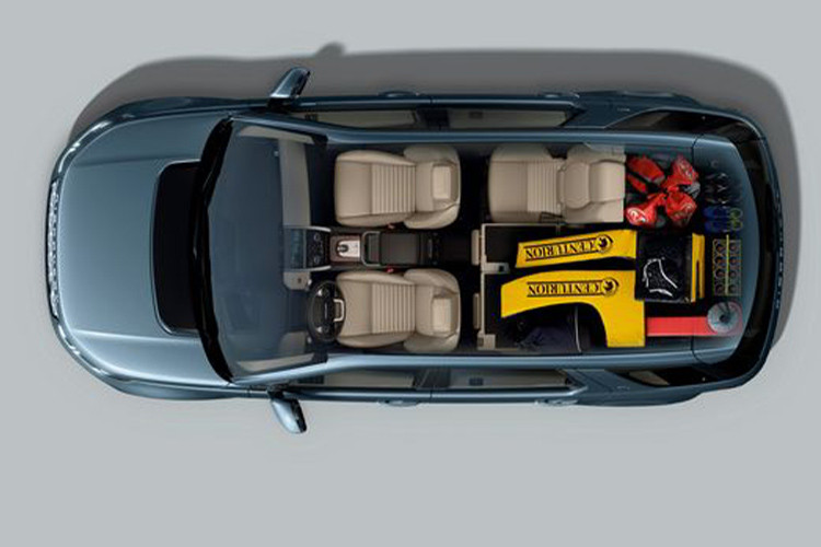 Về nội thất, hãng xe ôtô Land Rover đã thực hiện nhiều nâng cấp cho Discovery Sport như: Bảng điều khiển trung tâm sửa đổi nhẹ nhàng với bố cục gọn gàng cao cấp hơn trước, trang bị màn hình thông tin giải trí 10 inch (tiêu chuẩn) chạy hệ thống thông tin giải trí Land Rover InControl Touch Pro có hỗ trợ kết nối Apple CarPlay và Android Auto, trang bị sạc không dây.