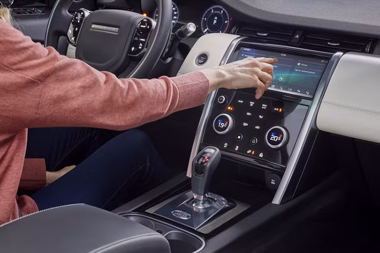 Công nghệ mới được trang bị Discovery Sport 2020 bao gồm gương chiếu hậu thông minh cung cấp video từ phía sau với góc nhìn 50 độ. Công nghệ ClearSight Ground View cung cấp góc nhìn 180 độ bên dưới sàn xe để người lái dễ dàng điều khiển xe khi đi địa hình gồ ghề.