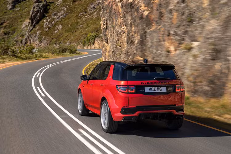 Về thiết kế, những thay đổi về kiểu dáng của Discovery Sport 2020 là nhỏ nhưng rất đáng kể. Cụ thể, phần đầu xe sở hữu cụm đèn pha mới có hình dạng góc cạnh hơn trước và được tích hợp đèn chiếu sáng ban ngày bên dưới. Cản trước cũng được sửa đổi mang hình dáng đơn giản với các hốc gió tối giản tạo hình chữ C hai bên tôn vóc dáng thể thao hơn.