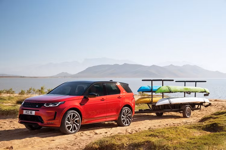 Từ phía sau, những thay đổi tương tự như cản sau thiết kế mới che giấu cụm ống xả và đèn hậu LED đồ hoạ lại sắc sảo hơn trước. La-zăng mới của xe cũng được tái thiết kế và sở hữu kích thước từ 18 - 20 inch.