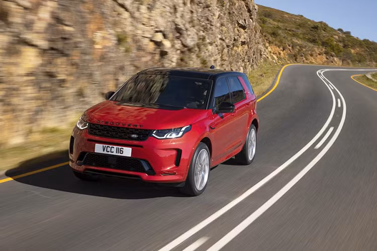 Hãng xe Anh quốc vừa trình làng Land Rover Discovery Sport 2020 phiên bản facelift. Mẫu SUV này sẽ được nâng cấp với nhiều nét thiết kế mới, công nghệ cập nhật và bổ sung nhiều tùy chọn động cơ thân thiện với môi trường. Đáng chú ý, mẫu xe Discovery Sport phiên bản nâng cấp lần này đã có thêm tùy chọn động cơ mild hybrid.