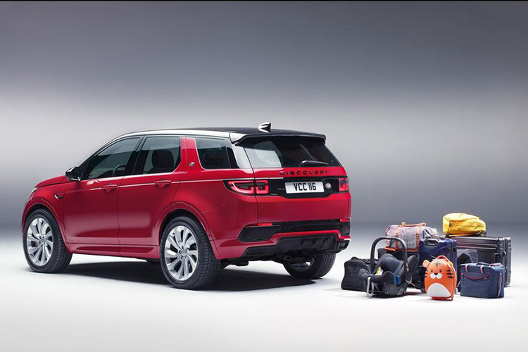 Đáng chú ý, Land Rover đã trang bị cho Discovery Sport 2020 hệ thống truyền động mild hybrid theo xu hướng điện-khí-hoá mà các hãng xe sang đang theo đuổi. Hệ thống sử dụng máy phát điện kiêm bộ đề 48V kết nối trực tiếp với động cơ bốn xi-lanh Ingenium thông qua dây đai truyền động và bộ pin 48V bố trí dưới sàn xe.