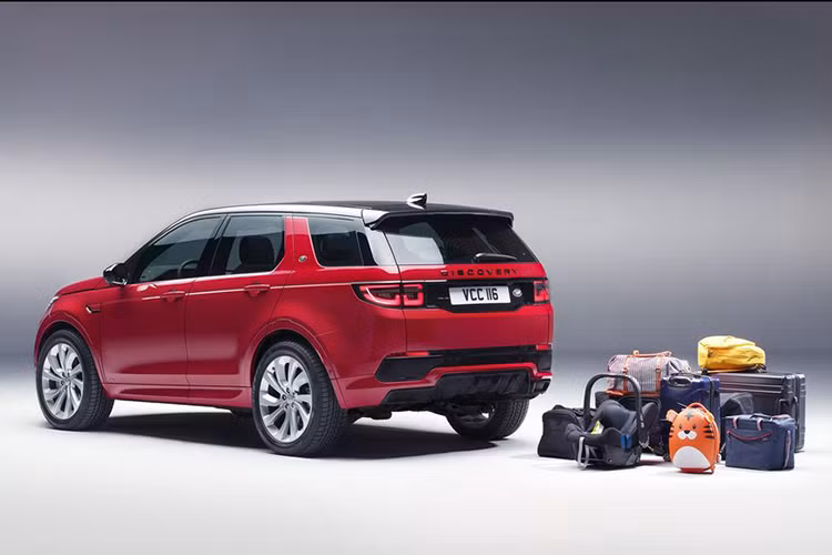 Đáng chú ý, Land Rover đã trang bị cho Discovery Sport 2020 hệ thống truyền động mild hybrid theo xu hướng điện-khí-hoá mà các hãng xe sang đang theo đuổi. Hệ thống sử dụng máy phát điện kiêm bộ đề 48V kết nối trực tiếp với động cơ bốn xi-lanh Ingenium thông qua dây đai truyền động và bộ pin 48V bố trí dưới sàn xe.