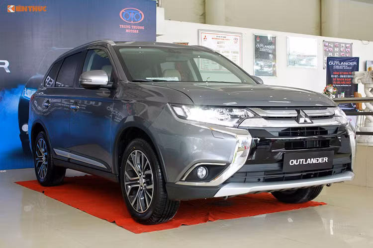 Trong khi đó sau tháng 9/2017, mẫu xe Mitsubishi Outlander phiên bản 2.0 CVT cũng giảm từ 1,123 tỷ đồng xuống 1,006 triệu đồng. Phiên bản 2.4 CVT được điều chỉnh giá từ 1,275 tỷ đồng xuống 1,158 tỷ đồng. Ngoài ra, khách hàng còn được các đại lý tặng thêm 10 triệu đồng tiền mặt.
