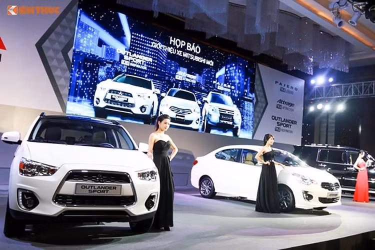 Bước sang tháng 10/2017, với mong muốn thu được kết quả cao trong 3 tháng cuối năm - Mitsubishi Motors Việt Nam tiếp tục công bố mức giảm giá mới, cao nhất lên tới 214 triệu đồng cho Xe SUV Mitsubishi Pajero cùng hàng loạt các mẫu xe hiện đang có mặt tại thị trường Việt Nam của mình nhằm "cứu vãn" doanh số vốn luôn ế ẩm.