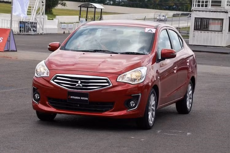 Mitsubishi Attrage phiên bản MT Eco giảm giá từ 462 triệu đồng xuống 422 triệu đồng. Phiên bản MT giá từ 492 triệu đồng xuống còn 442 triệu đồng. Phiên bản CVT giảm giá 60 triệu đồng xuống còn 492 triệu đồng. Ngoài ra, khách hàng mua xe trong tháng 10/2017 còn được các đại lý tặng thêm 10 triệu đồng tiền mặt cho cả Mirage và Attrage.