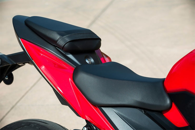 Xe được trang bị bình xăng dung tích 16 lít, hệ thống yên xe dạng đôi - trước thấp, sau cao. Thiết kế đèn hậu khá đơn giản nhưng lại được nâng cấp với trang bị đèn LED hiện đại cùng đèn xi nhan trước sau tách rời. Suzuki GSX-S750 có trọng lượng ước tính khoảng 213kg.