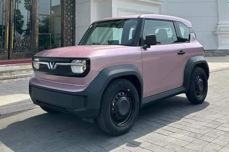 Vào hồi tháng 5/2024, thương hiệu VinFast đã bắt đầu nhận cọc cho mẫu ôtô điện VF3 ở Việt Nam. Sau hơn 2 tháng, phiên bản hoàn thiện của mẫu Vinfast VF3 2024 mới này đã lộ diện và theo một số nguồn tin không chính thức, đã có khách hàng đầu tiên tại Hà Nội được nhận chiếc xe mini điện giá rẻ này.