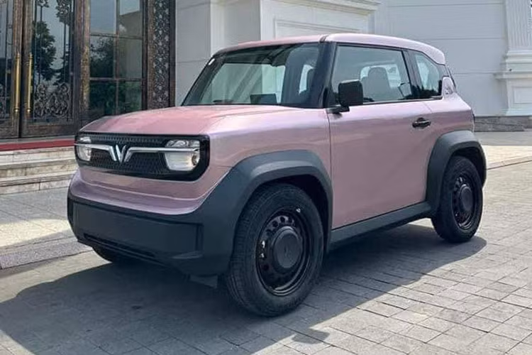 Vào hồi tháng 5/2024, thương hiệu VinFast đã bắt đầu nhận cọc cho mẫu ôtô điện VF3 ở Việt Nam. Sau hơn 2 tháng, phiên bản hoàn thiện của mẫu Vinfast VF3 2024 mới này đã lộ diện và theo một số nguồn tin không chính thức, đã có khách hàng đầu tiên tại Hà Nội được nhận chiếc xe mini điện giá rẻ này.