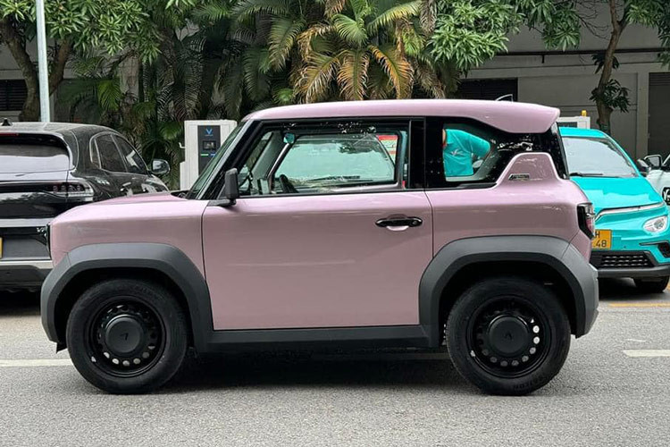 Chiếc VinFast VF3 bản thương mại này mới đây được chia sẻ trên nhiều hội nhóm ôtô Vinfast được sơn màu hồng tím khá đẹp mắt và hứa hẹn sẽ thu hút các chị em phụ nữ.