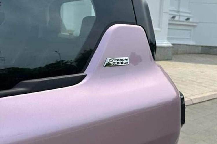 Trang bị an toàn của mẫu ôtô điện mini này khá cơ bản với phanh tay điện tử kích hoạt bằng nút P trên cần số sau vô lăng, hệ thống chống bó cứng phanh ABS, phân bổ lực phanh điện tử, trợ lực phanh khẩn cấp BA, kiểm soát lực kéo, hỗ trợ khởi hành ngang dốc, 1 túi khí dành cho người lái và cảm biến hỗ trợ đỗ xe phía sau.