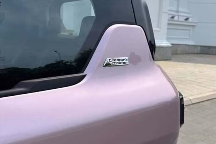 Trang bị an toàn của mẫu ôtô điện mini này khá cơ bản với phanh tay điện tử kích hoạt bằng nút P trên cần số sau vô lăng, hệ thống chống bó cứng phanh ABS, phân bổ lực phanh điện tử, trợ lực phanh khẩn cấp BA, kiểm soát lực kéo, hỗ trợ khởi hành ngang dốc, 1 túi khí dành cho người lái và cảm biến hỗ trợ đỗ xe phía sau.