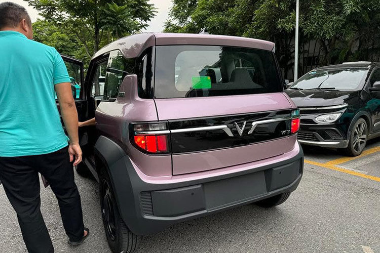 Đây là 1 trong 5 màu sắc nâng cao của mẫu ôtô điện mini "made in Vietnam", bên cạnh vàng, xanh lá nhạt, xanh dương nhạt và hồng phấn. Ngoài ra, VinFast VF3 tại Việt Nam còn có 4 màu sắc cơ bản khác là trắng, đỏ, xanh dương đậm và xám.