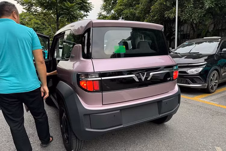 Đây là 1 trong 5 màu sắc nâng cao của mẫu ôtô điện mini "made in Vietnam", bên cạnh vàng, xanh lá nhạt, xanh dương nhạt và hồng phấn. Ngoài ra, VinFast VF3 tại Việt Nam còn có 4 màu sắc cơ bản khác là trắng, đỏ, xanh dương đậm và xám.