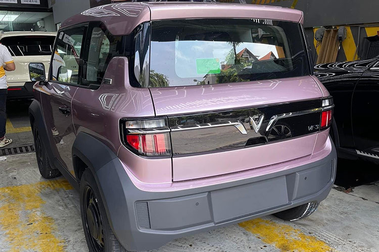 Mức giá xe VinFast VF3 công bố là 240 triệu đồng nếu thuê pin và 322 triệu đồng nếu kèm pin. Với khách hàng mua xe không kèm pin, VinFast cung cấp chính sách thuê pin theo 3 mốc, bao gồm: 900.000 đồng/tháng với quãng đường di chuyển dưới 1.500 km; 1.200.000 đồng/tháng cho quãng đường di chuyển từ 1.500 - 2.500 km; 2.000.000 đồng/tháng cho quãng đường di chuyển trên 2.500 km. 