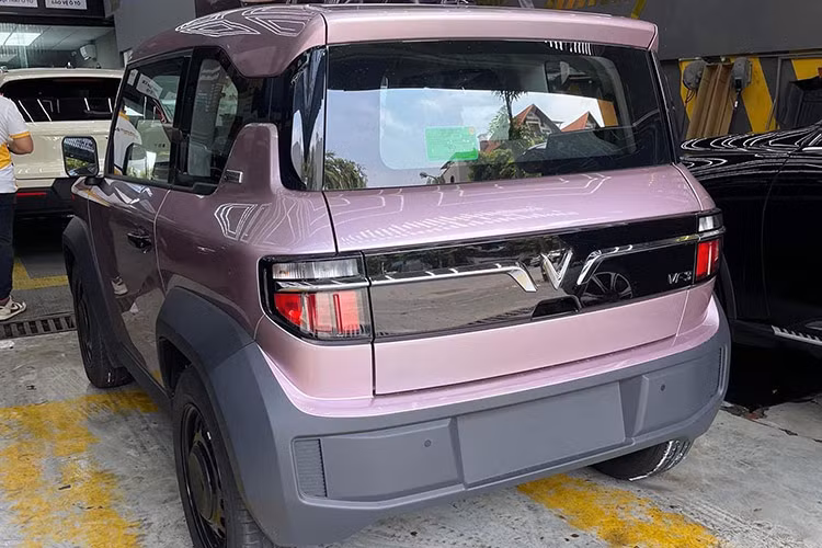 Mức giá xe VinFast VF3 công bố là 240 triệu đồng nếu thuê pin và 322 triệu đồng nếu kèm pin. Với khách hàng mua xe không kèm pin, VinFast cung cấp chính sách thuê pin theo 3 mốc, bao gồm: 900.000 đồng/tháng với quãng đường di chuyển dưới 1.500 km; 1.200.000 đồng/tháng cho quãng đường di chuyển từ 1.500 - 2.500 km; 2.000.000 đồng/tháng cho quãng đường di chuyển trên 2.500 km. 