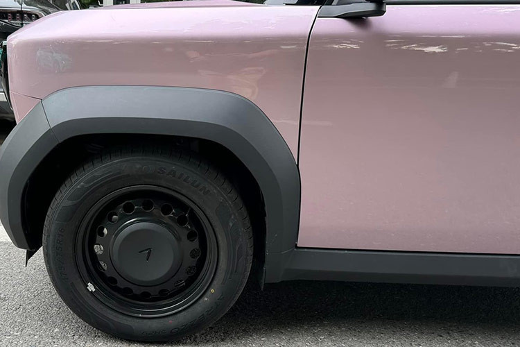 Tuy nhiên, vành la-zăng của xe vẫn làm bằng thép và không phải là mâm hợp kim như phiên bản concept. Vì vậy, vành la-zăng của VinFast VF3 có thiết kế không mấy ấn tượng, tuy nhiên rất có thể nó được dành cho việc cá nhân hoá ngoại thất theo ý muốn khách hàng.