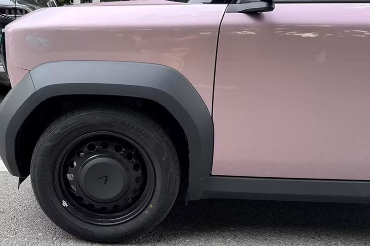 Tuy nhiên, vành la-zăng của xe vẫn làm bằng thép và không phải là mâm hợp kim như phiên bản concept. Vì vậy, vành la-zăng của VinFast VF3 có thiết kế không mấy ấn tượng, tuy nhiên rất có thể nó được dành cho việc cá nhân hoá ngoại thất theo ý muốn khách hàng.