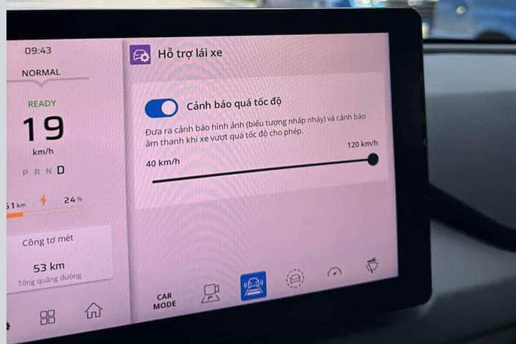 VinFast VF3 được trang bị nội thất 4 chỗ ngồi bọc nỉ, khoang hành lý 36 lít khi dùng hàng ghế sau. Hàng ghế sau có thể gập xuống, tăng thể tích khoang hành lý lên 285 lít. Ghế trước chỉnh cơ 4 hướng, màn hình cảm ứng trung tâm 10 inch, cần số điện tử nằm sau vô lăng, điều hòa chỉnh cơ 1 vùng, 1 cổng USB Type A dành cho hàng ghế sau, 2 loa, kết nối Wifi và gương chiếu hậu 2 chế độ ngày/đêm.