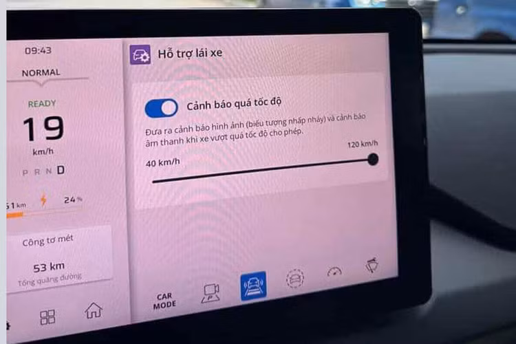 VinFast VF3 được trang bị nội thất 4 chỗ ngồi bọc nỉ, khoang hành lý 36 lít khi dùng hàng ghế sau. Hàng ghế sau có thể gập xuống, tăng thể tích khoang hành lý lên 285 lít. Ghế trước chỉnh cơ 4 hướng, màn hình cảm ứng trung tâm 10 inch, cần số điện tử nằm sau vô lăng, điều hòa chỉnh cơ 1 vùng, 1 cổng USB Type A dành cho hàng ghế sau, 2 loa, kết nối Wifi và gương chiếu hậu 2 chế độ ngày/đêm.