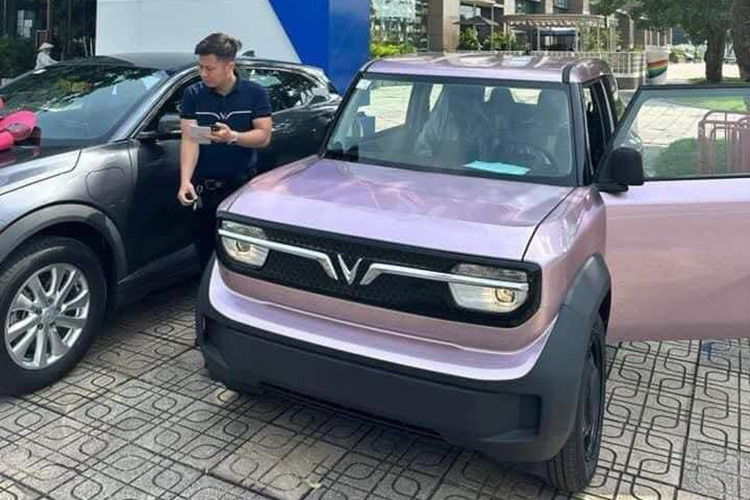 VinFast VF3 dùng 1 mô-tơ điện nằm trên cầu sau, cho công suất tối đa 32 kW (khoảng 43 mã lực) và mô-men xoắn cực đại 110 Nm, giúp xe tăng tốc từ 0-50 km/h trong 5,3 giây. Mô-tơ này kết hợp cùng pin lithium-ion với dung lượng khả dụng 18,64 kWh, mang đến phạm vi di chuyển 210 km sau mỗi lần sạc đầy theo tiêu chuẩn NEDC. Thời gian sạc pin từ 10% lên 70% bằng sạc chậm là 5 giờ và bằng sạc nhanh là 36 phút.