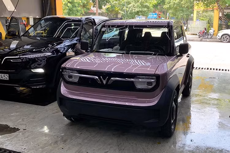 Ngoài ra, VinFast cũng sẽ áp dụng chính sách ưu đãi hấp dẫn theo chương trình Mãnh liệt Tinh thần Việt Nam lần 2 cho VF3. Đối với khách hàng mua xe trả góp sẽ được hỗ trợ vay 70 – 80% giá trị xe, thời hạn vay lên tới 8 năm và lãi suất tối đa trong 2 năm đầu chỉ 5%, 3 năm tiếp theo là 8% và 3 năm cuối là 9,5%.