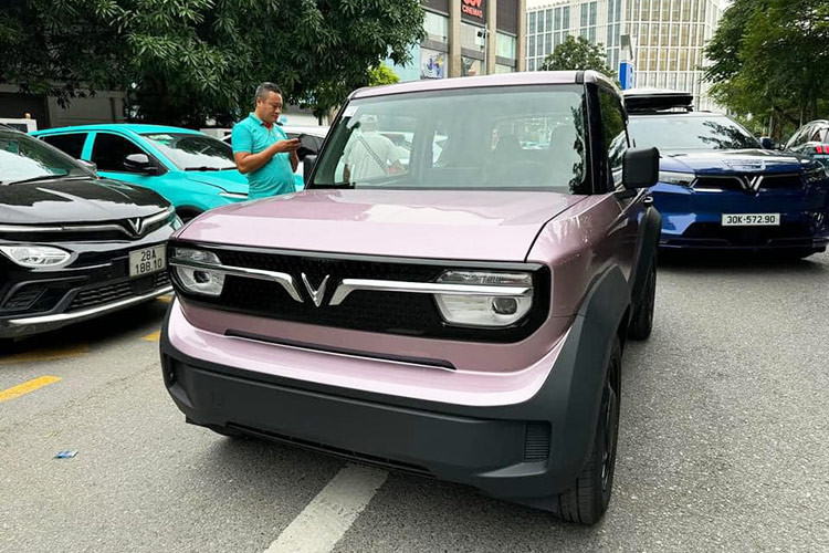 Bên cạnh màu sắc, chiếc VinFast VF3 đầu tiên đến tay khách Việt này còn thu hút sự chú ý với một thay đổi khác là vành la-zăng. Theo đó, xe được trang bị vành la-zăng 16 inch sơn màu đen thay vì màu bạc như phiên bản thử nghiệm ban đầu.