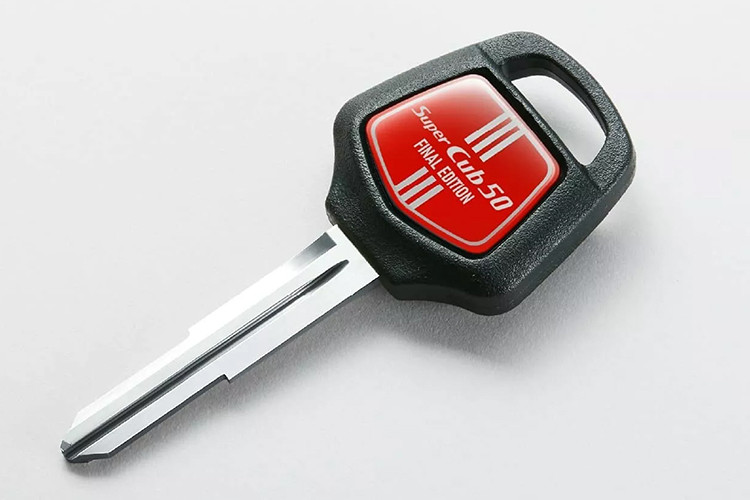 Dòng Super Cub bắt đầu xuất hiện trên thị trường vào năm 1958 với hai mẫu đầu tiên là Super Cub C100 và Super Cub 50. Được thiết kế để trở thành một phương tiện linh hoạt, dễ sử dụng, tiết kiệm nhiên liệu và bền bỉ, Super Cub nhanh chóng trở thành lựa chọn hàng đầu của người dùng không chỉ tại Nhật Bản mà còn trên toàn cầu.