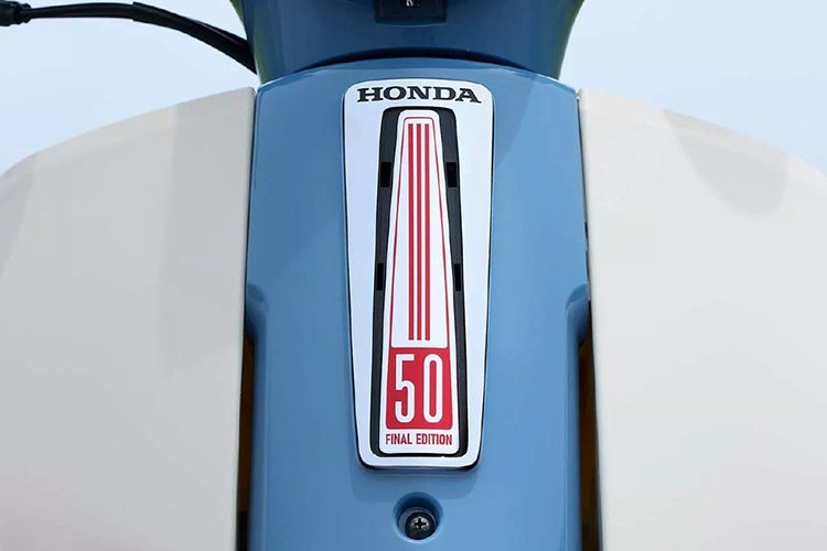 Các chi tiết được chăm chút tỉ mỉ như huy hiệu phía trước, huy hiệu bên thân xe và chìa khóa đều được thiết kế riêng làm nổi bật sự đặc biệt của phiên bản này. Những chi tiết như giá chở hàng phía sau, hộp xích và tay đòn cũng được sơn cùng màu xanh với thân xe, mang đến sự đồng bộ và tinh tế trong từng chi tiết.