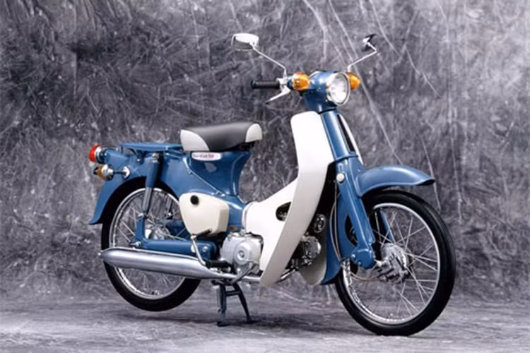 Super Cub 50 Final Edition không chỉ đánh dấu sự kết thúc của một dòng xe huyền thoại mà còn là lời tri ân của Honda đến người dùng đã yêu mến Super Cub suốt hàng thập kỷ qua. Đây là cơ hội cuối cùng để người hâm mộ sở hữu một biểu tượng không chỉ của Honda mà còn của văn hóa xe máy toàn cầu, hứa hẹn sẽ là kỷ vật vô giá đối với những người yêu thích sự hoài cổ và giá trị bền vững của Super Cub.