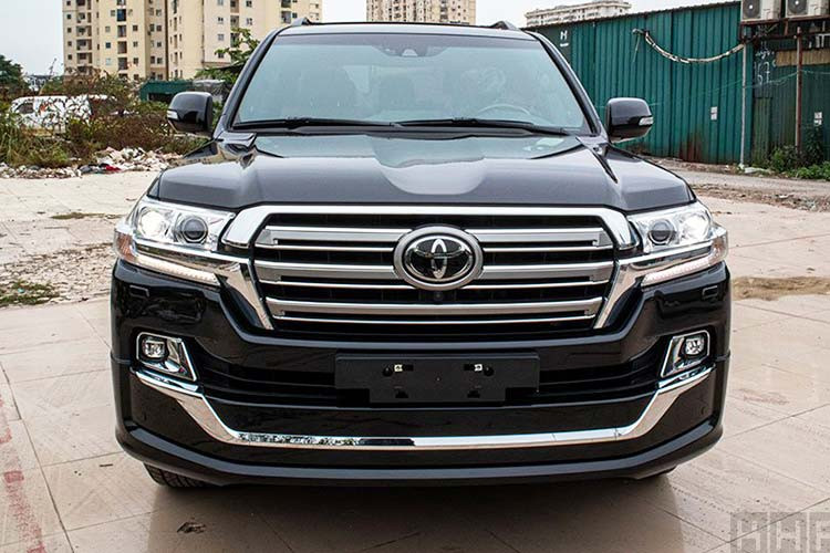 Hiện tại, giá xe Toyota Land Cruiser 2020 nhập Mỹ đang được các đại lý tư nhân chào bán là 7,8 tỷ đồng còn hàng chính hãng chỉ 4,03 tỷ đồng. Đây được xem là mức chênh khá lớn cho một mẫu xe SUV cùng tên. Video: Toyota giới thiệu Land Cruiser 2019 gần 4 tỷ đồng (Nguồn VTC).