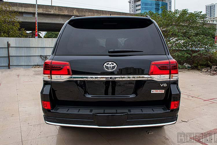 Đáng chú ý, Toyota Land Cruiser 5.7L 2020 Mỹ còn có thêm nhưng tính năng gồm: Cảnh báo điểm mù; Hệ thống cảnh báo người đi bộ qua đường; Hệ thống cảnh báo va chạm phía sau qua Radar; Cảnh báo chệch làn đường; Hỗ trợ duy trì làn đường; Hỗ trợ kiểm soát cân bằng xe khi kéo vật thể phía sau...