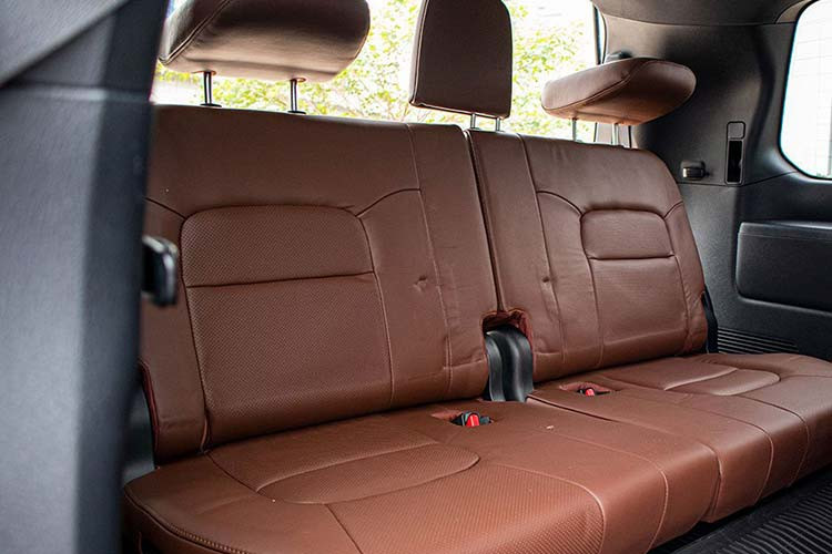 Trên phiên bản nhập Mỹ, Toyota Land Cruiser có thêm tính năng cao cấp hơn như sạc không dây chuẩn Qi, hàng ghế trước có thông gió, cửa sổ trời, hàng ghế sau có màn hình giải trí 11,6 inch, bản chính hãng là 10,1 inch.