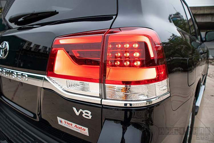 Đặc biệt, logo của thương hiệu ở chính giữa mặt ca-lăng kèm thêm camera phía trước. Cản trước Toyota Land Cruiser 2020 mới sở hữu thanh mạ crom, cảm biến hỗ trợ đỗ xe và đặc biệt hệ thống Radar được tích hợp để các hệ thống an toàn hoạt động. Đuôi xe Toyota Land Cruiser 2020 vẫn là dáng vẻ vuông vức vững chãi, cụm đèn hậu LED với 8 bóng nhỏ mỗi bên, nối liền với cụm đèn này là dải crom.