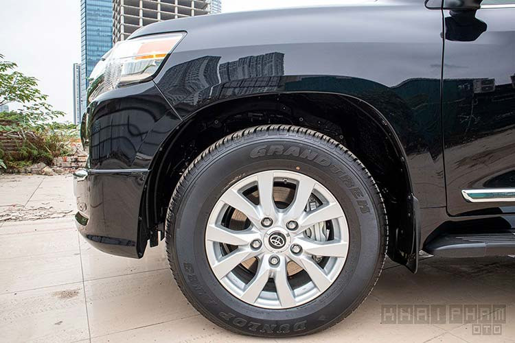 Cản sau xe Land Cruiser to bản và có móc nhằm kéo phương tiện khác khi gặp sự cố, phần này tích hợp cảm biến. Toyota Land Cruiser nhập Mỹ chỉ có la-zăng 18 inch như bản chính hãng nhưng nếu là xe từ Trung Đông sẽ là 20 inch đa chấu. Gương chiếu hậu của mẫu SUV thương hiệu Nhật Bản có tính năng chỉnh gập điện, sấy gương, nhớ vị trí, chống chói tự động tích hợp đèn xi-nhan dạng LED và camera lề cũng xuất hiện.